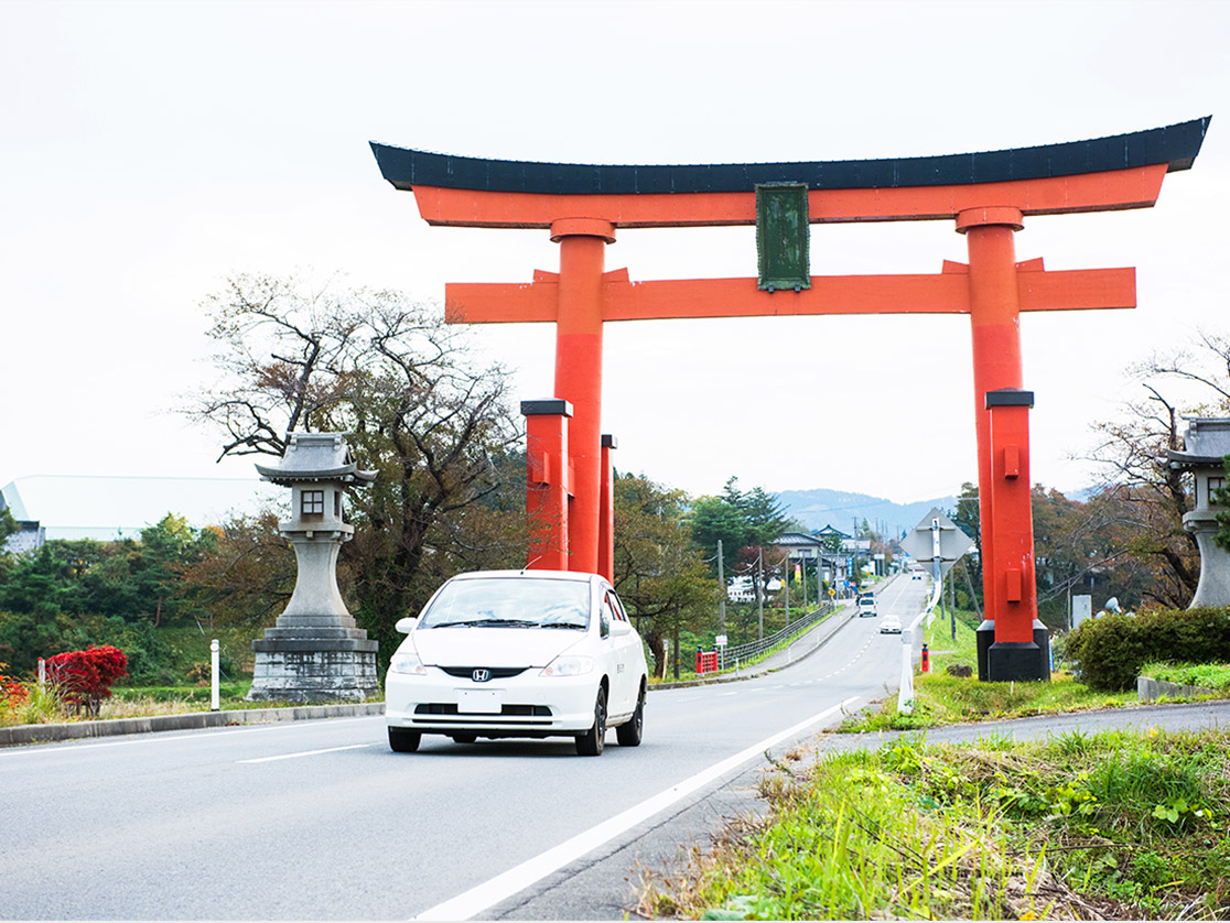 羽黒山入口の大きな鳥居にびっくり