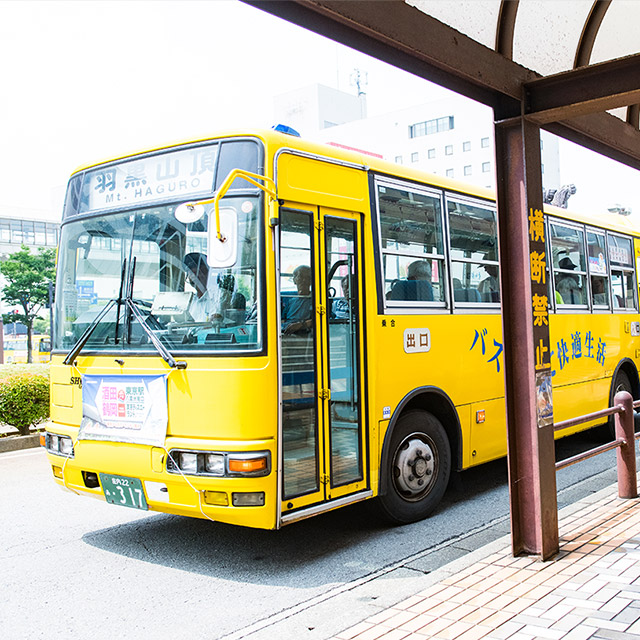 鶴岡駅からバスで羽黒山へ出発！