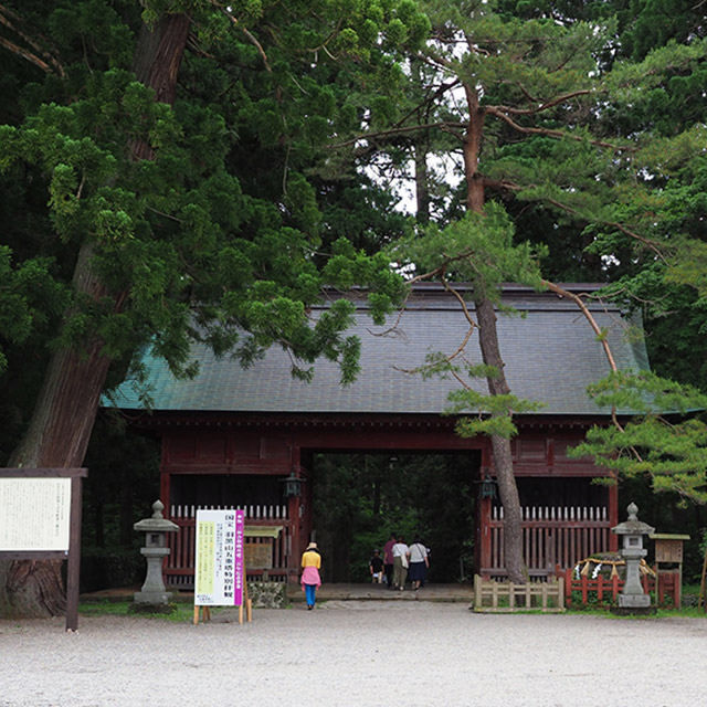 羽黒山道の入口、羽黒山随神門