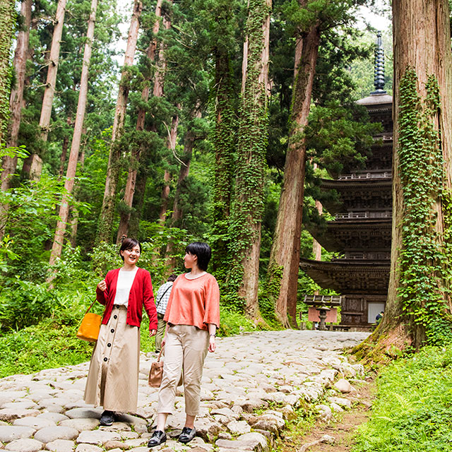 羽黒山五重塔。杉並木の自然にいやされます