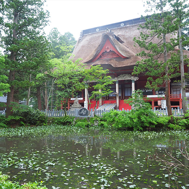 月山神社、出羽神社、湯殿山神社の神々を祀る三神合祭殿と鏡池