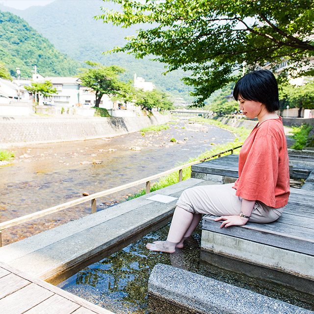 あつみ温泉の足湯「もっけ湯」で、温海川を眺めながらリラックス