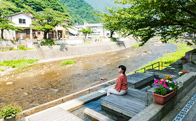 温泉の川沿い、足湯