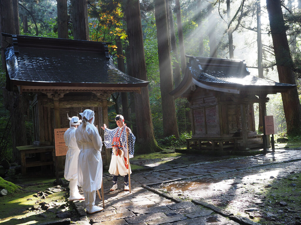 山伏と羽黒山石段