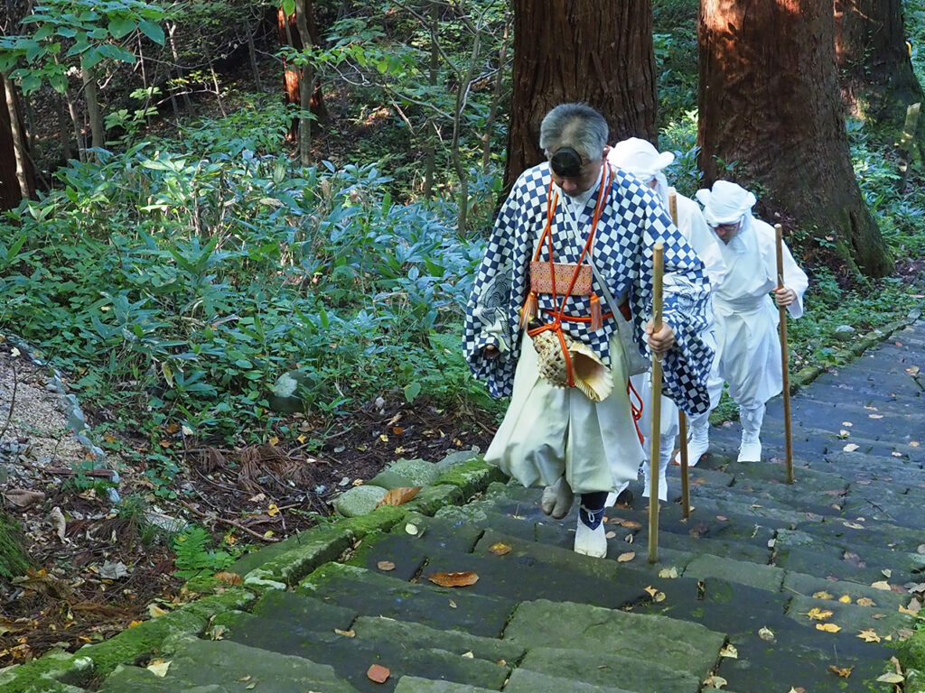 山伏と羽黒山石段